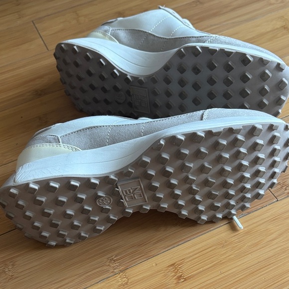 No Boundaries White and Gray Women's Sneakers - Picture 4 of 5